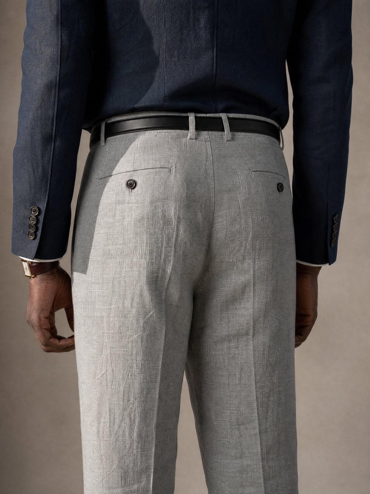 Linen trouser in grey — single pleated, straight leg