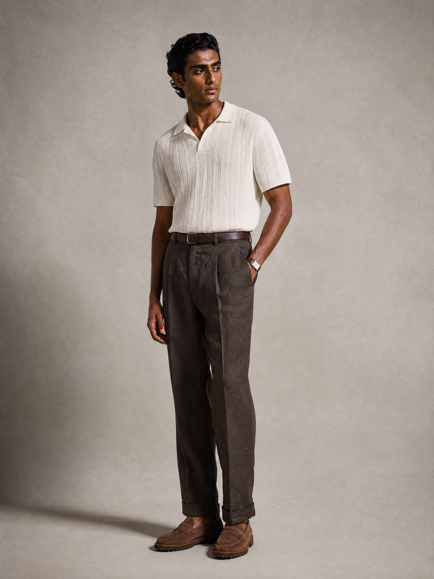 Linen trouser in brown — single pleated, slightly tapered